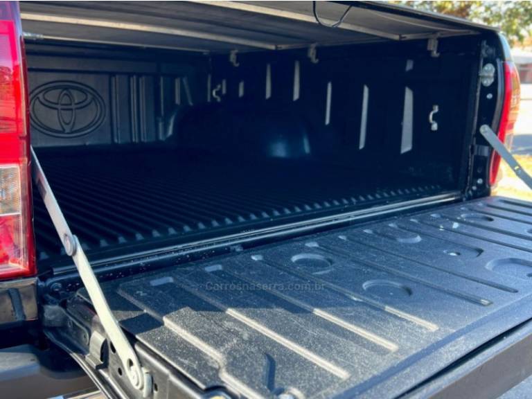 TOYOTA - HILUX - 2020/2020 - Preta - R$ 213.000,00