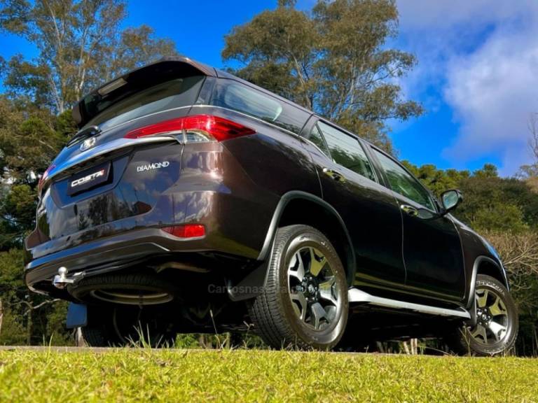 TOYOTA - HILUX SW4 - 2019/2019 - Marrom - Sob Consulta