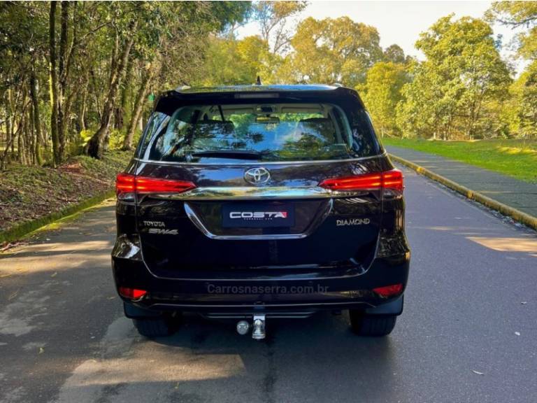TOYOTA - HILUX SW4 - 2019/2019 - Marrom - Sob Consulta