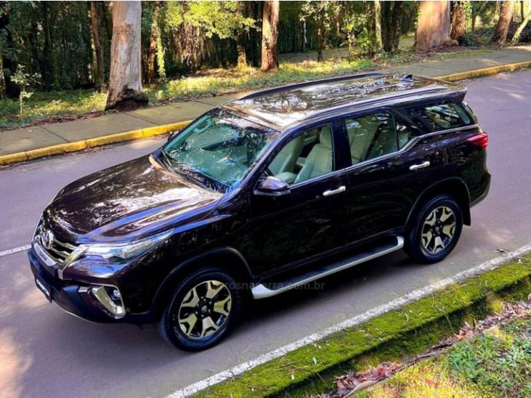 TOYOTA - HILUX SW4 - 2019/2019 - Marrom - Sob Consulta