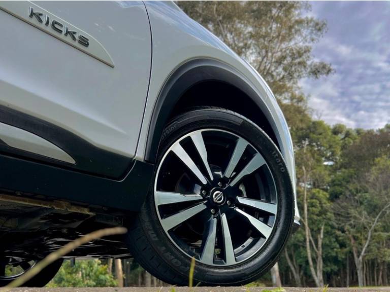 NISSAN - KICKS - 2022/2022 - Branca - R$ 105.000,00