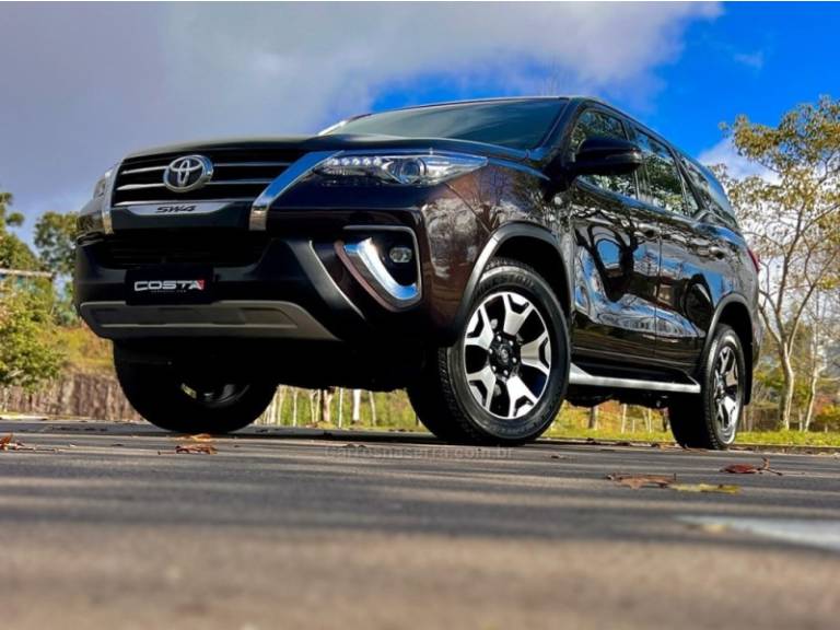 TOYOTA - HILUX SW4 - 2019/2019 - Marrom - Sob Consulta