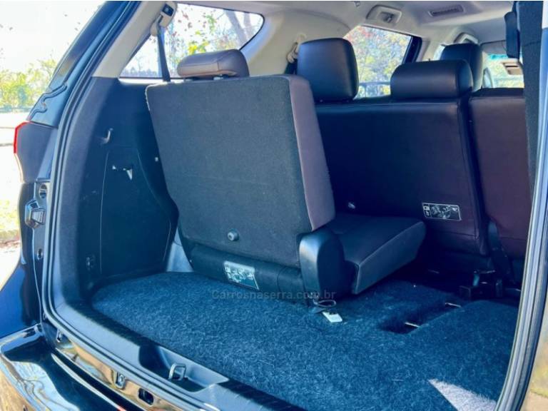 TOYOTA - HILUX SW4 - 2018/2018 - Preta - R$ 239.000,00