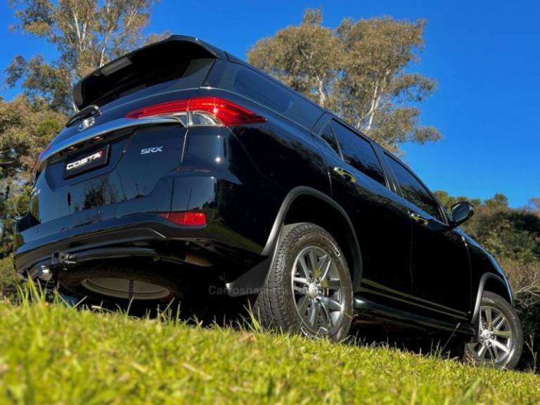 TOYOTA - HILUX SW4 - 2018/2018 - Preta - R$ 239.000,00
