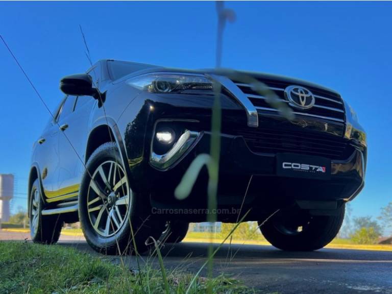 TOYOTA - HILUX SW4 - 2018/2018 - Preta - R$ 239.000,00