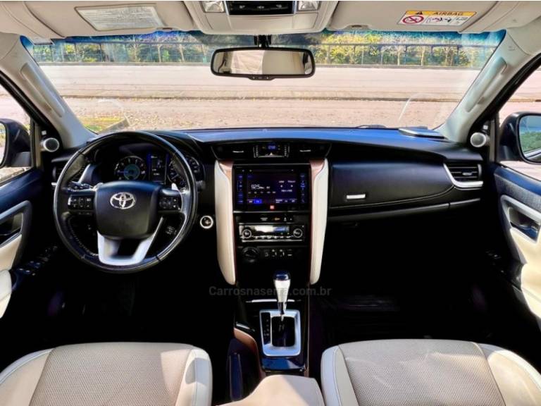 TOYOTA - HILUX SW4 - 2019/2019 - Marrom - Sob Consulta