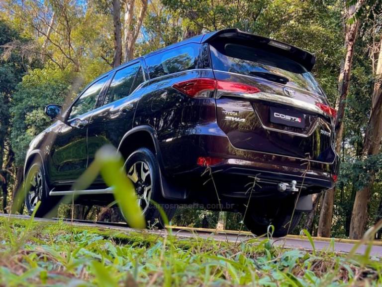 TOYOTA - HILUX SW4 - 2019/2019 - Marrom - Sob Consulta