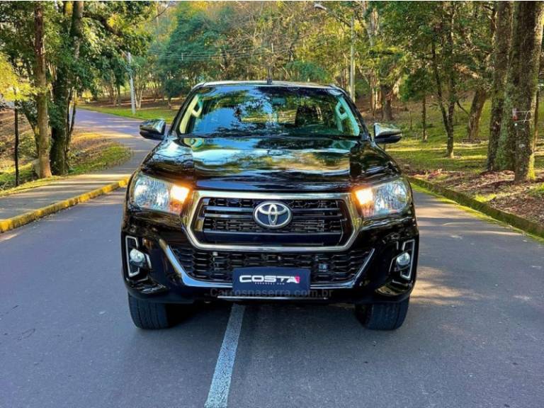 TOYOTA - HILUX - 2020/2020 - Preta - R$ 213.000,00