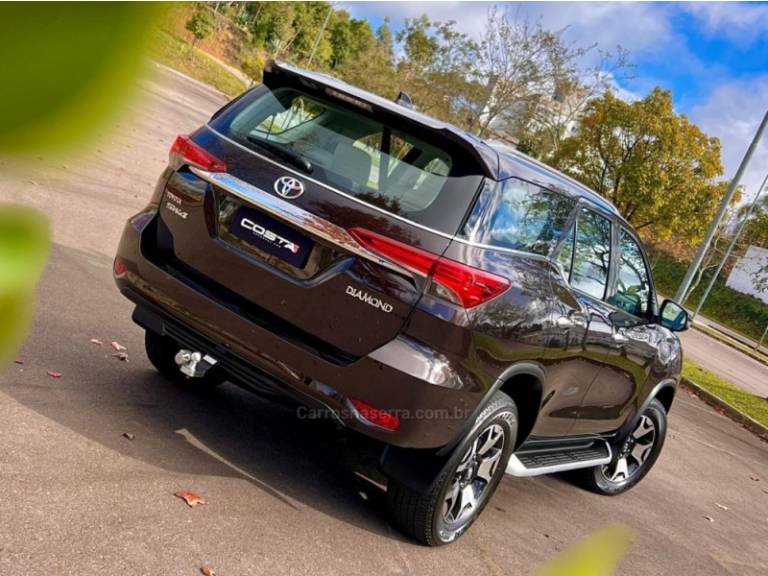 TOYOTA - HILUX SW4 - 2019/2019 - Marrom - Sob Consulta