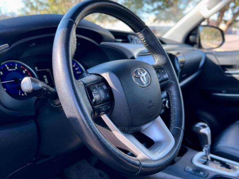 TOYOTA - HILUX - 2020/2020 - Preta - R$ 213.000,00