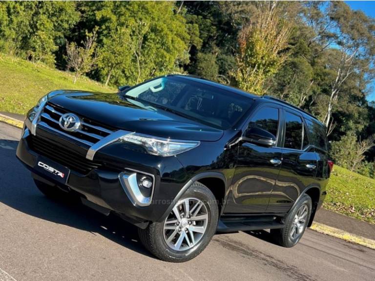 TOYOTA - HILUX SW4 - 2018/2018 - Preta - R$ 239.000,00