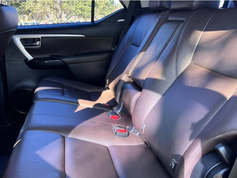 TOYOTA - HILUX SW4 - 2018/2018 - Preta - R$ 239.000,00