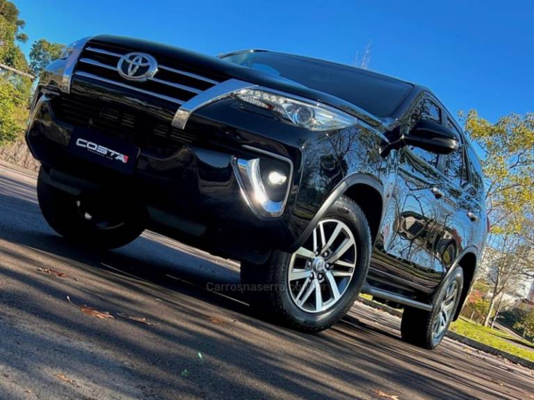TOYOTA - HILUX SW4 - 2018/2018 - Preta - R$ 239.000,00