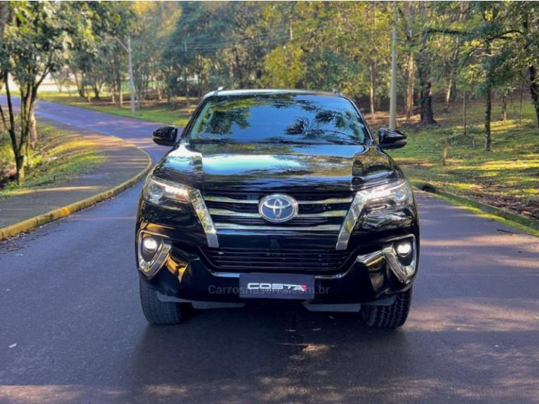 TOYOTA - HILUX SW4 - 2018/2018 - Preta - R$ 239.000,00