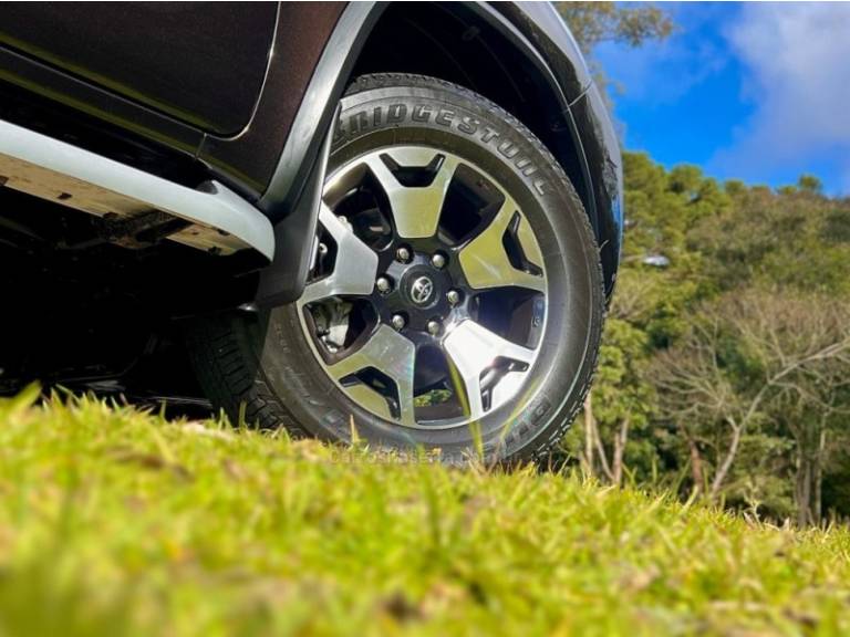 TOYOTA - HILUX SW4 - 2019/2019 - Marrom - Sob Consulta