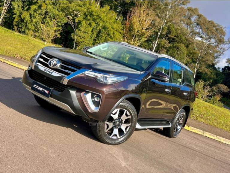 TOYOTA - HILUX SW4 - 2019/2019 - Marrom - Sob Consulta