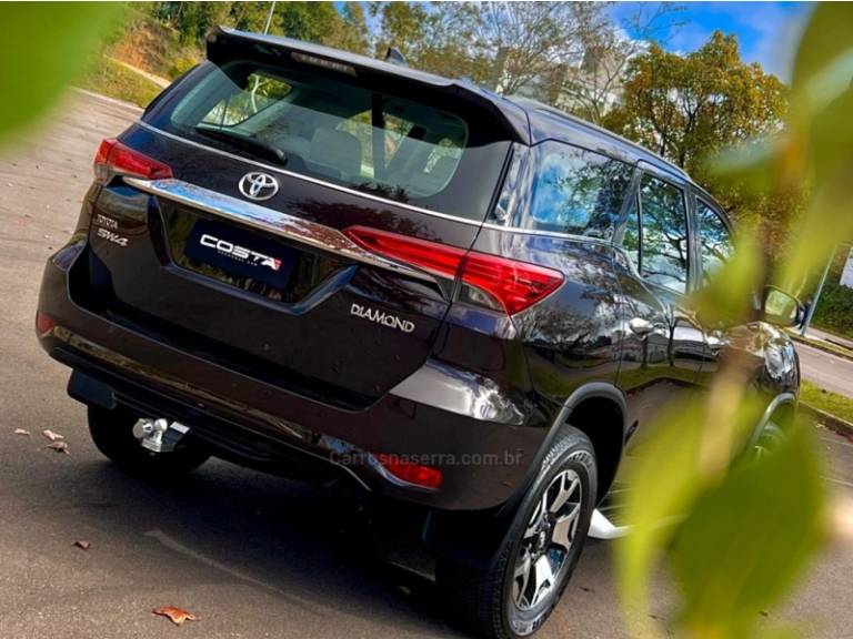 TOYOTA - HILUX SW4 - 2019/2019 - Marrom - Sob Consulta