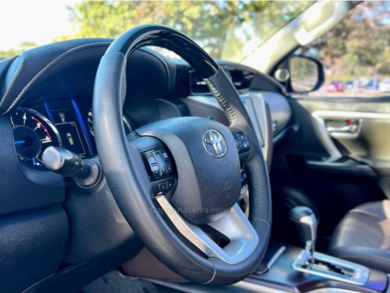 TOYOTA - HILUX SW4 - 2018/2018 - Preta - R$ 239.000,00