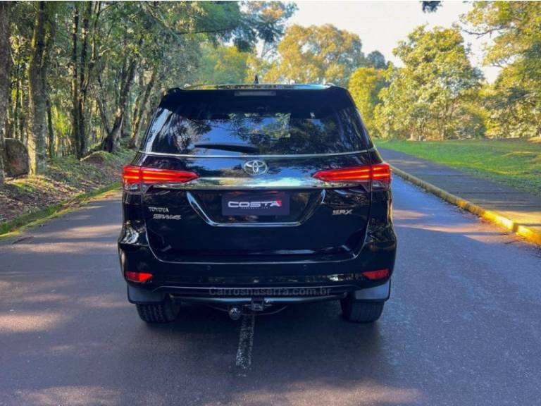 TOYOTA - HILUX SW4 - 2018/2018 - Preta - R$ 239.000,00