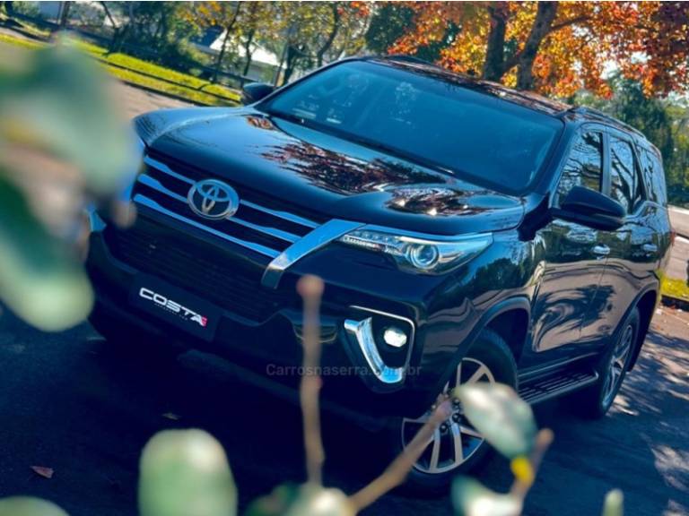 TOYOTA - HILUX SW4 - 2018/2018 - Preta - R$ 239.000,00
