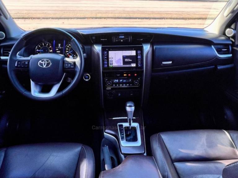 TOYOTA - HILUX SW4 - 2018/2018 - Preta - R$ 239.000,00