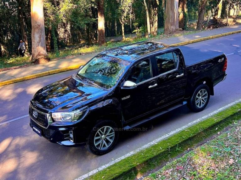 TOYOTA - HILUX - 2020/2020 - Preta - R$ 213.000,00