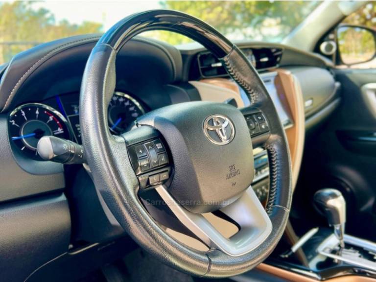 TOYOTA - HILUX SW4 - 2019/2019 - Marrom - Sob Consulta