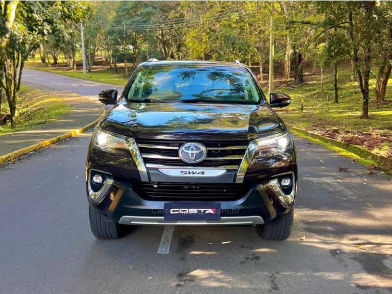 TOYOTA - HILUX SW4 - 2019/2019 - Marrom - Sob Consulta