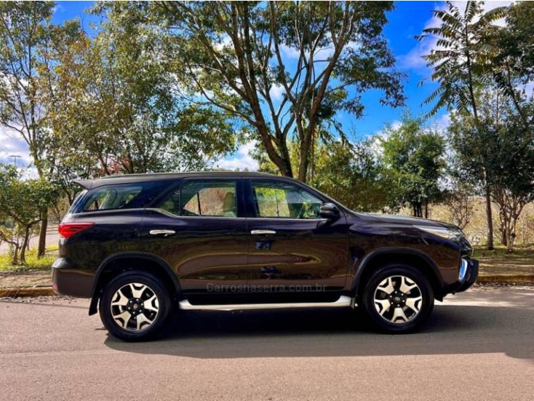 TOYOTA - HILUX SW4 - 2019/2019 - Marrom - Sob Consulta