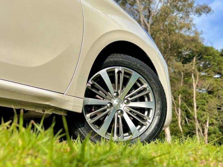 PEUGEOT - 208 - 2018/2018 - Branca - R$ 68.900,00
