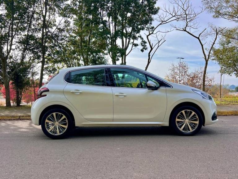 PEUGEOT - 208 - 2018/2018 - Branca - R$ 68.900,00