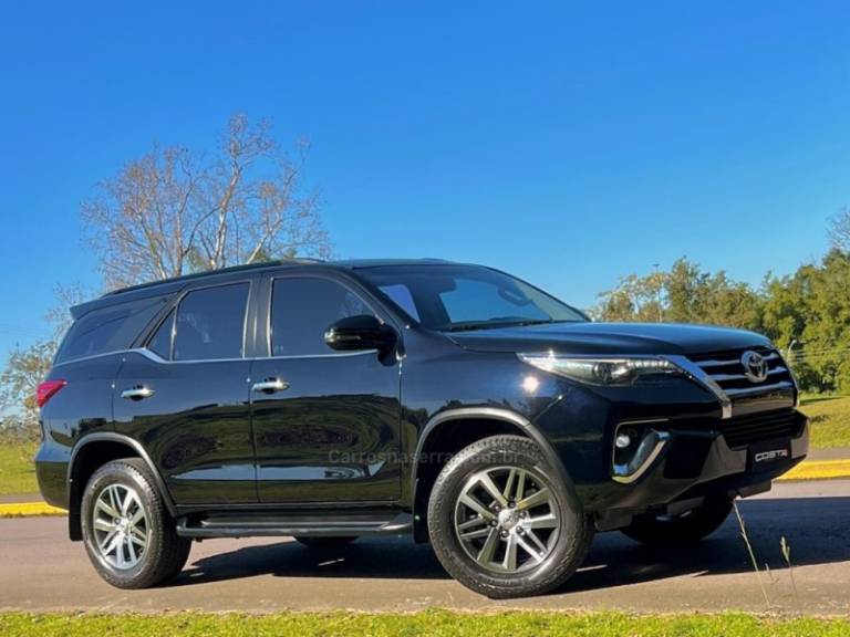TOYOTA - HILUX SW4 - 2018/2018 - Preta - R$ 239.000,00